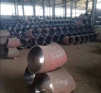 1020MM-ÁTMÉRŐJŰ-SZÉNKÉNES-ACÉL-KÖNYÖKCSŐVEK-CSOMAGOLÁSA-ÉS-SZÁLLÍTÁSA-VIETNÁMBA-FOLYIK.